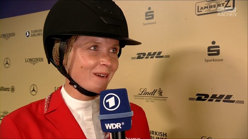 Springreiterin Sophie Hinners beim Springreiten in Aachen