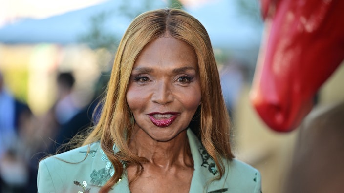 Eine Frau mit dunkler Hautfarbe, die Naomi Campbell sehr ähnlich sieht.
