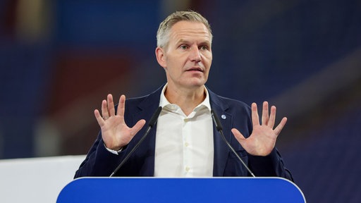 Axel Hefer bleibt bis 2029 Aufsichtsratsvorsitzender beim FC Schalke 04.