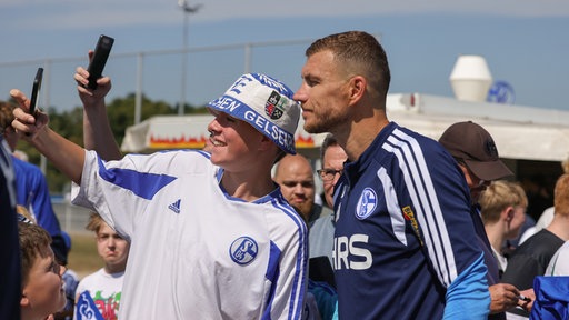 Edin Dzeko macht ein Selfie mit einem Schalke-Fan