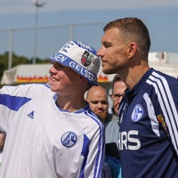 Edin Dzeko macht ein Selfie mit einem Schalke-Fan