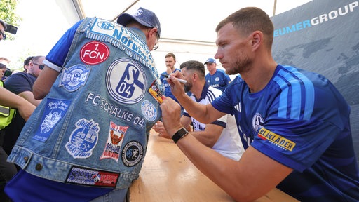 Schalkes Star Edin Dzeko schrieb am "Schalke-Tach" bei der Saisoneröffnung fleißig Autogramme.