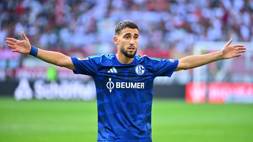 Adil Aouchiche auf dem Platz im Trikot