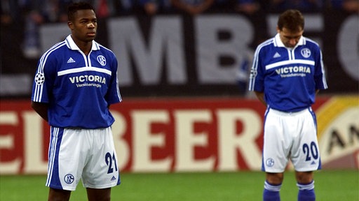 Emile Mpenza (l.) Jiri Nemec (r.) bei der Schweigeminute für 9/11