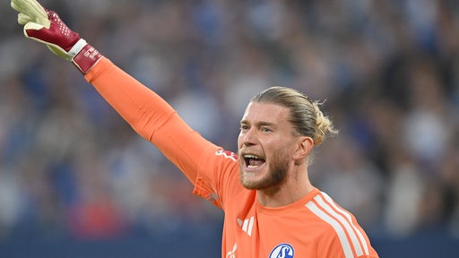 Schalkes Loris Karius gibt Anweisungen