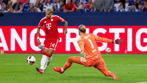 Loris Karius pariert den Ball von Luis Diaz