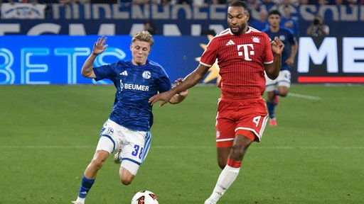 Schalkes Luca Vozar (l.) im Duell um den Ball mit Bayern Münchens Jonathan Tah 