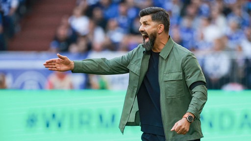 Gibt Anweisungen am Seitenrand - Schalkes Trainer Miron Muslic