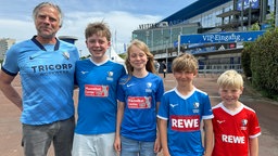 Sascha Rabura mit seinen Kindern und Freunden der Kinder in Trikots des VfL Bochum vor der Schalke-Arena