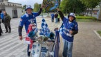 Zwei Schalke-Fans und eine blau-weiße Vespa