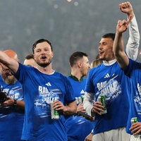Feiernde Schalke-Spieler nach dem feststehenden Bundesliga-Aufstieg 2026