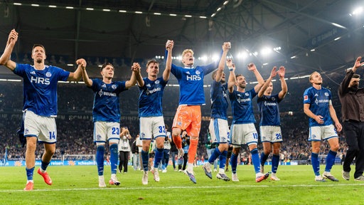 Die Spieler von Schalke 04 bejubeln das Unentschieden gegen Bayern München