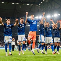 Die Spieler von Schalke 04 bejubeln das Unentschieden gegen Bayern München
