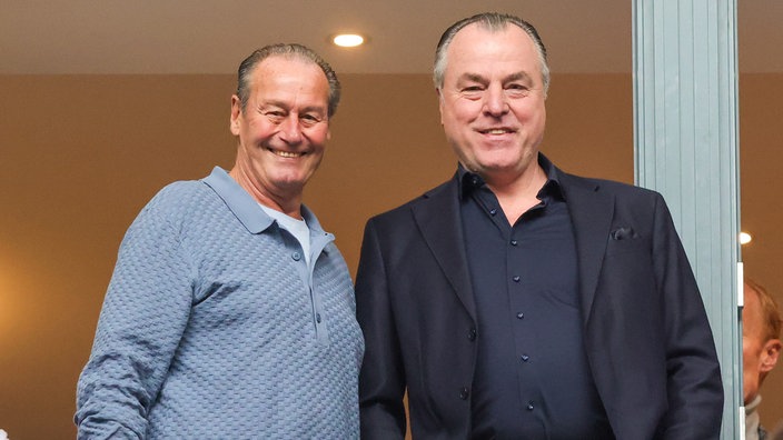 Huub Stevens (l.) und Clemens Tönnies haben auf eine Ehrenpräsidentschaft auf Schalke verzichtet.