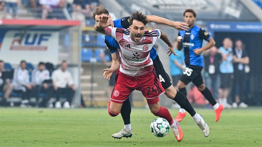 Fabian Schleusener (Düsseldorf) geht zu Boden