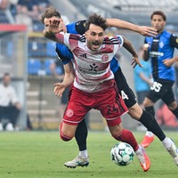 Fabian Schleusener (Düsseldorf) geht zu Boden