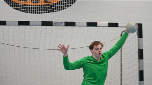 Mit gerade einmal 18 Jahren möchte Tjorven Knackstedt den Sprung in den Profihandball schaffen.