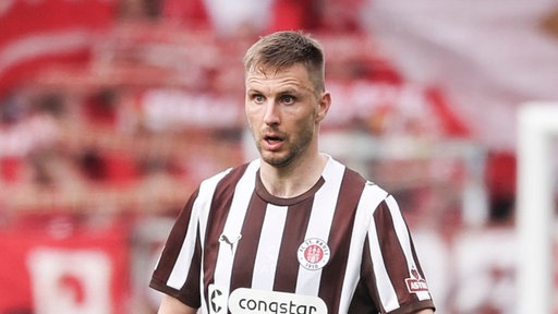 Karol Mets im Trikot von St. Pauli