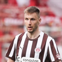 Karol Mets im Trikot von St. Pauli