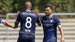 Bochums Berkan Taz (r.) jubelt zum 1:0 mit Jean Manuel Mbom