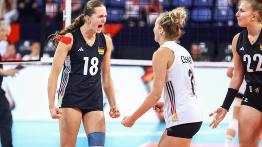 Die deutschen Volleyballerinnen Leana Grozer, Annie Cesar und Monique Strubbe bejubeln einen gewonnenen Punkt