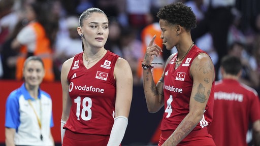 Die türkischen Nationalspielerinnen Zehra Gunes (l.) und  Melissa Teresa Vargas