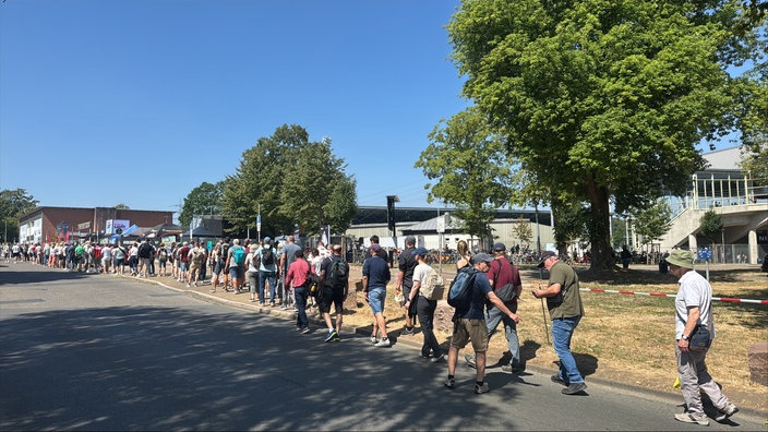 Großer Andrang: Fans am Lohrheidestadion in Wattenscheid
