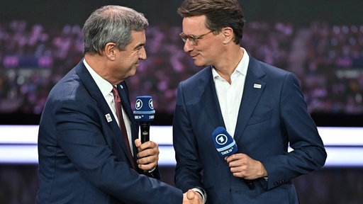 Markus Söder und Hendrik Wüst schütteln sich die Hände
