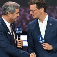 Markus Söder und Hendrik Wüst schütteln sich die Hände