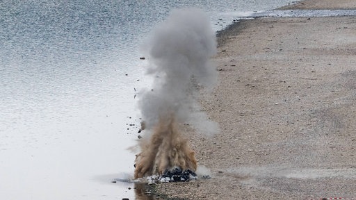 Kontrollierte Sprengung einer Weltkriegsbombe im Rhein an der Rheinaue in Bonn 