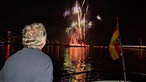 100 Punkte gibt Cheffeuerwerker Georg Alef dem Phoenix-Projekt. Vom Boot aus hat er alles bestens im Blick.