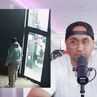 Jean Pierre Kraemer sitzt vor einem Rennwagen und redet in ein Mikrofon, während er eine gewalttätige Aufnahme einblendet