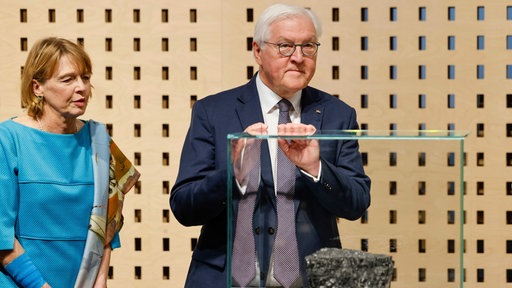 Bundespräsident Steinmeier und seine Frau in der Dauerausstellung im Haus der Geschichte der Bundesrepublik Deutschland, hinter einer Vitrine in der ein Kohlebrocken aus dem letzten deutschen Steinkohlenbergwerk liegt