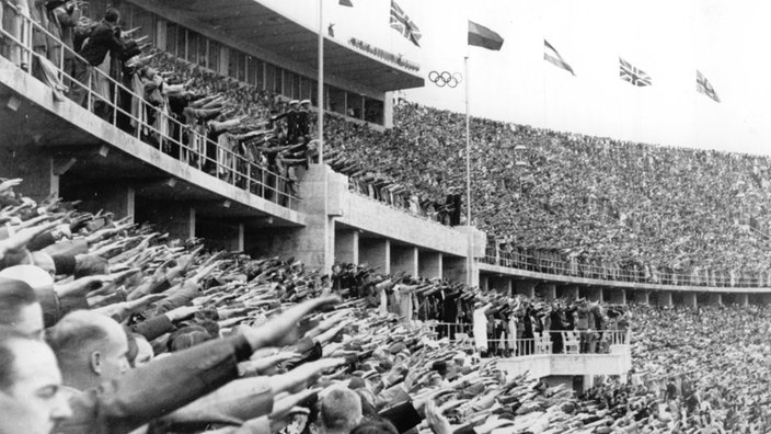 Olympische Sommerspiele in Berlin Eroeffnungsfeier, die Massen zeigen den Hitlergruss. 01.08.1936 in Berlin (Olympiastadion)