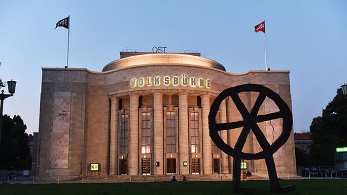 Gebäude der Volksbühne Berlin am Rosa-Luxemburg-Platz in Berlin-Mitte.