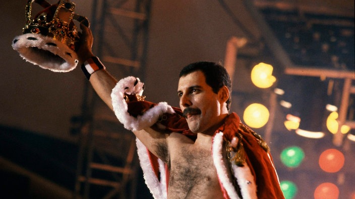 Freddie Mercury bei einem Auftritt der Rockband Queen 1980