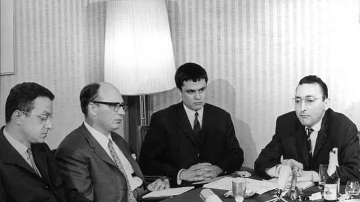 Der Verleger Waldemar Schweitzer (re.) mit Journalisten am 16.6.1966 während einer Pressekonferenz in Stuttgart.