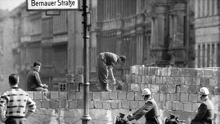 Mauerbau an der Bernauer Straße in Berlin