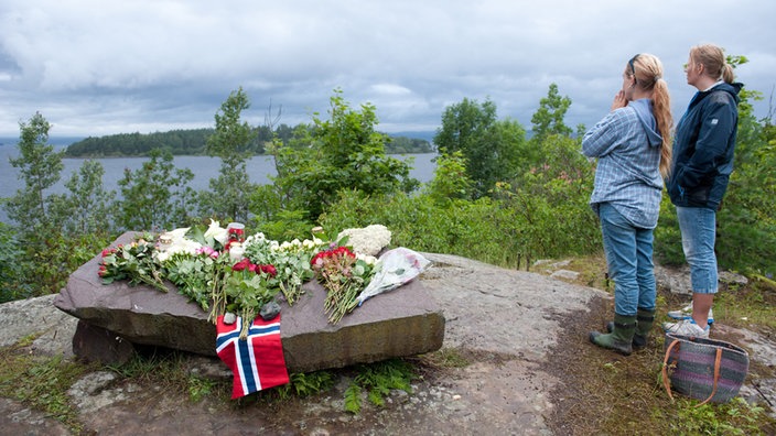 Gedenken an die Opfer des Massenmörders Anders Behring Breivik (in Utvika gegenüber der Insel Utoya)
