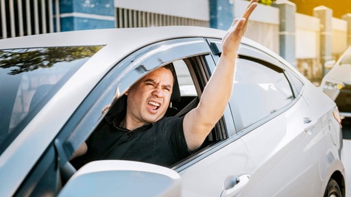 Autofahrer wütet während der Autofahrt