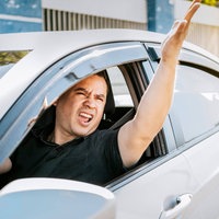 Autofahrer wütet während der Autofahrt