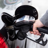 Ein Autofahrer steckt an einer Tankstelle einen Diesel-Zapfhahn in die Tanköffnung seines Fahrzeugs.