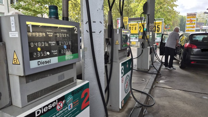 Ein Mann betankt sein Auto an einer Tankstelle