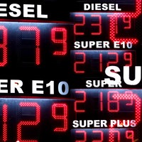 Collage aus Spritpreisen an der Tankstelle