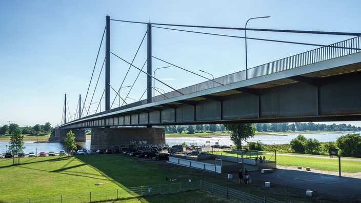 Die Theodor-Heuss-Brücke in Düsseldorf 