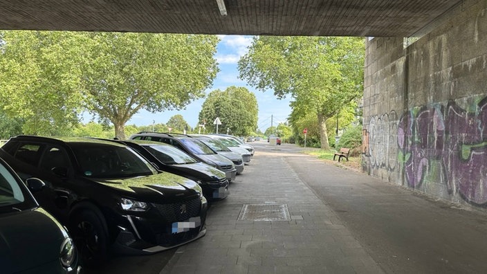 Autos parken unter der Theodor-Heuss-Brücke in Düsseldorf Niederkassel