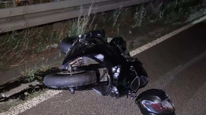 Das Motorrad und der Helm nach dem tödlichen Unfall in Köln 