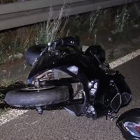 Das Motorrad und der Helm nach dem tödlichen Unfall in Köln 