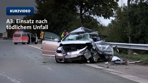 Kaputtes Auto liegt am Straßenrand der A3