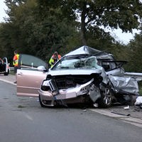Kaputtes Auto liegt am Straßenrand der A3